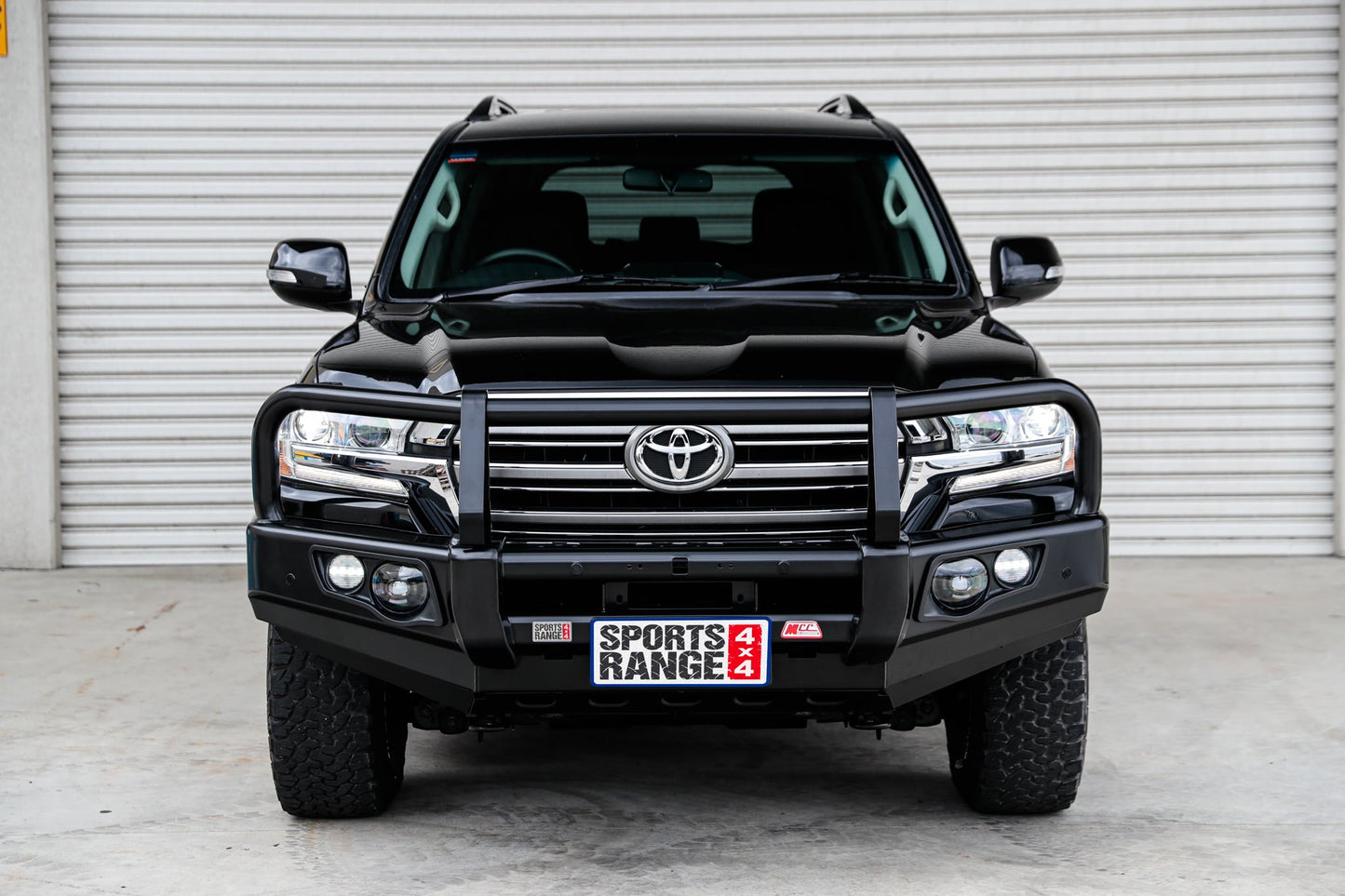 TOYOTA LANDCRUISER 200 SERIES 2016 to current: POST TYPE BUMPER REPLACEMENT BULLBAR (Bumper cut) - Bumper - Go-4LO