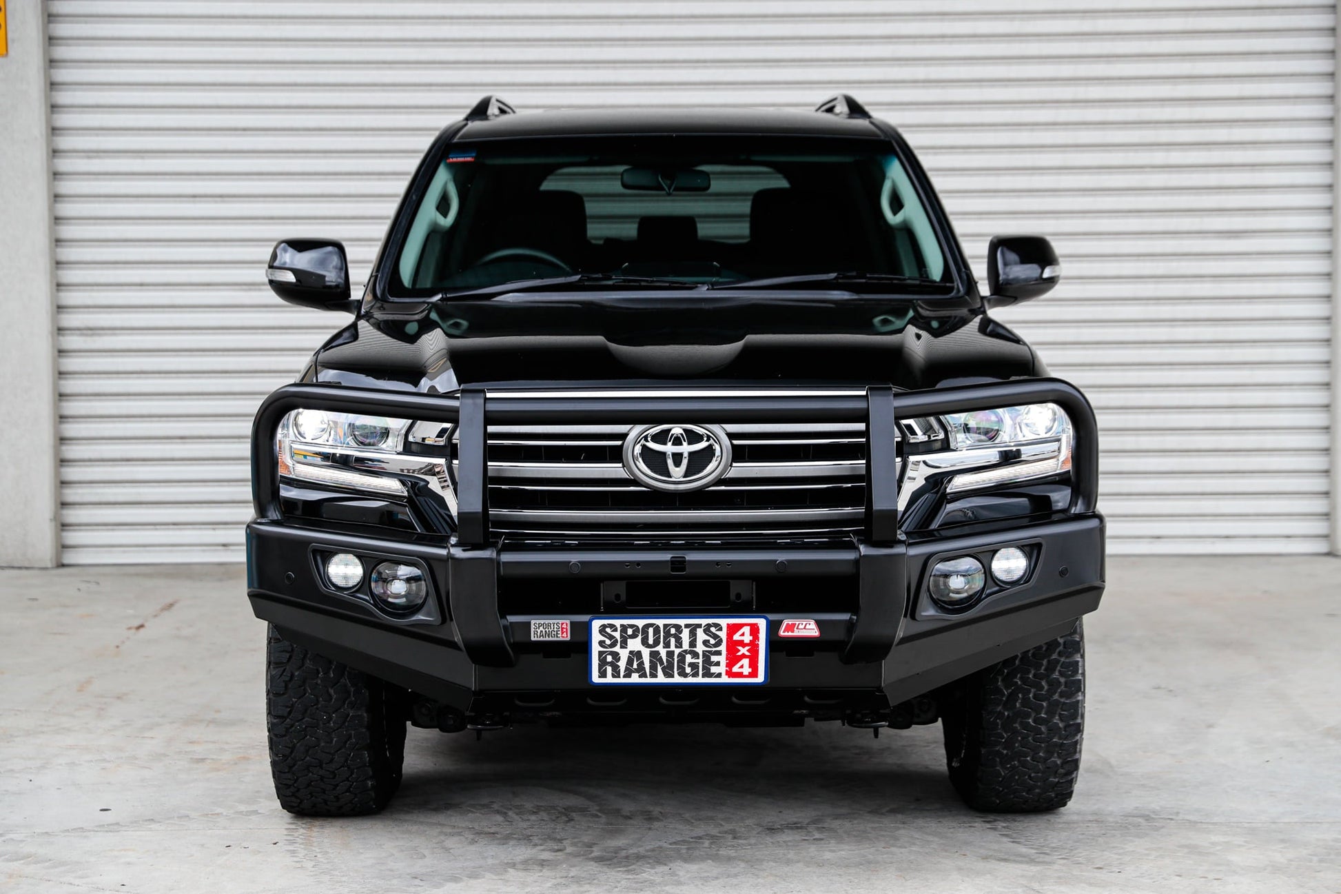 TOYOTA LANDCRUISER 200 SERIES 2016 to current: POST TYPE BUMPER REPLACEMENT BULLBAR (Bumper cut) - Bumper - Go-4LO