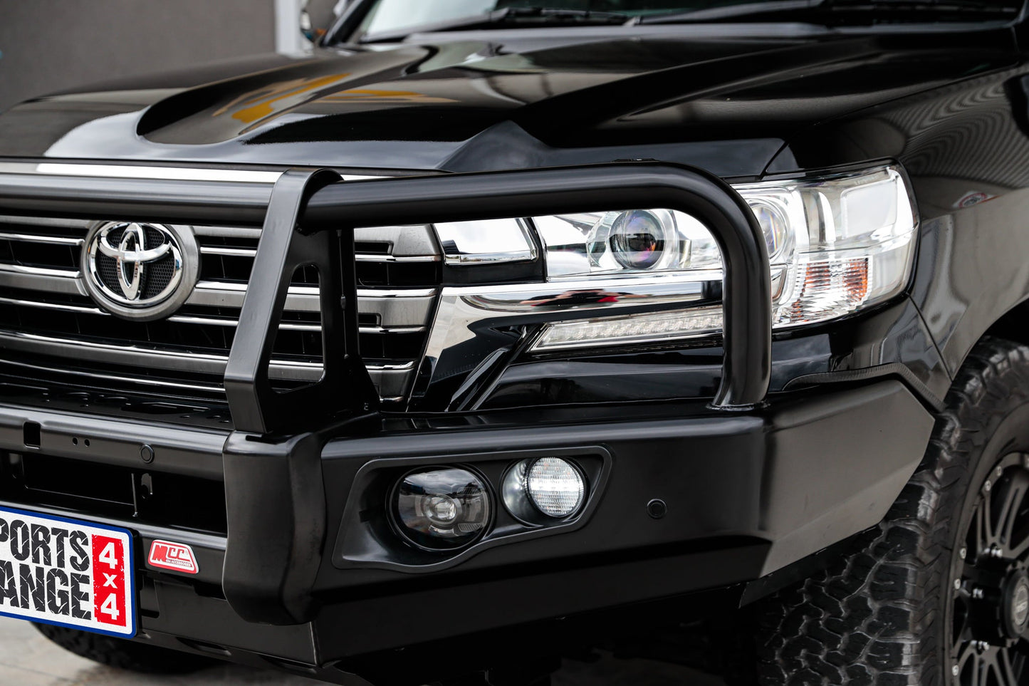 TOYOTA LANDCRUISER 200 SERIES 2016 to current: POST TYPE BUMPER REPLACEMENT BULLBAR (Bumper cut) - Bumper - Go-4LO