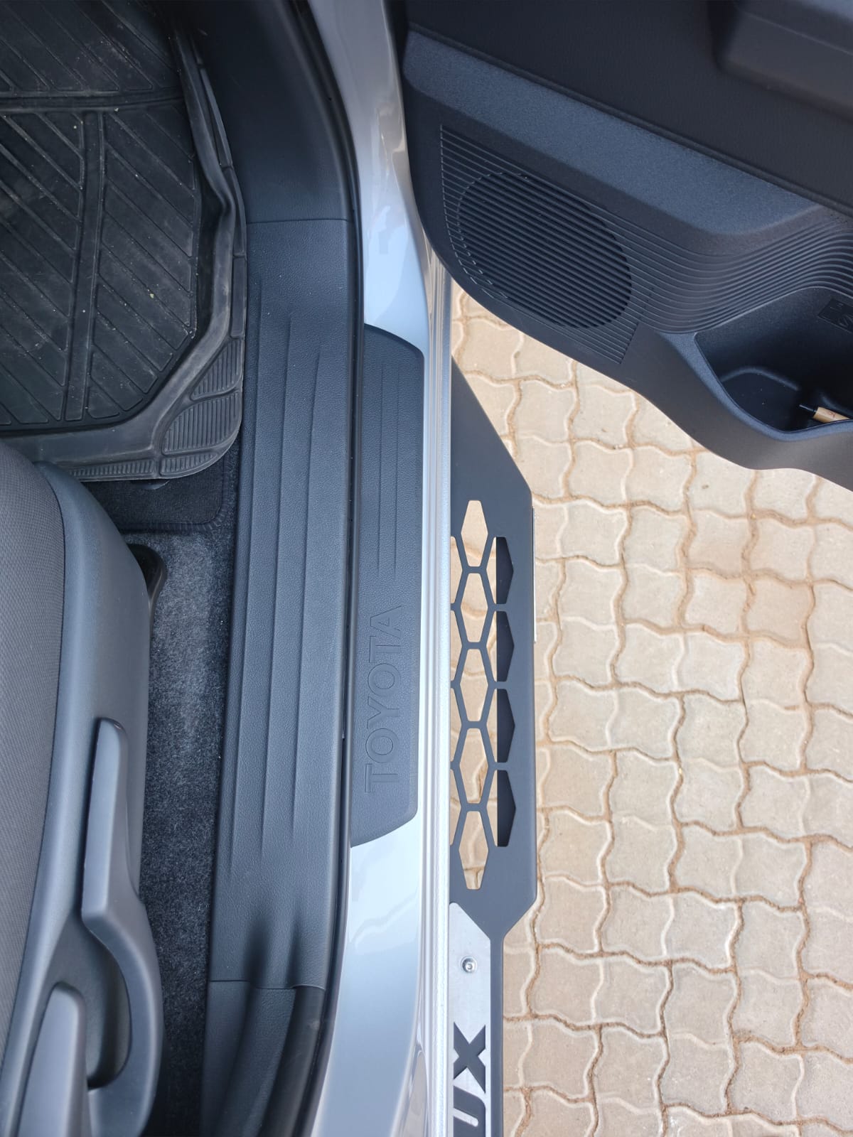 TSU GEAR - TOYOTA HILUX REVO 2015–2025 ROCK SLIDERS